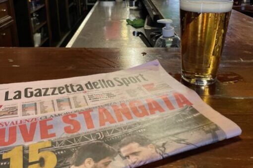 Italian ewspaper in a pub